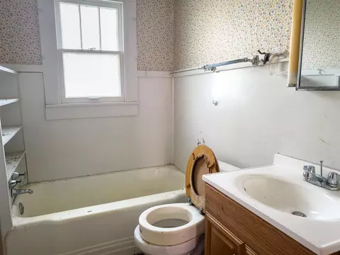 Bath - 218 E Cherry St, Glasgow, KY 42141 photo 1 of 2