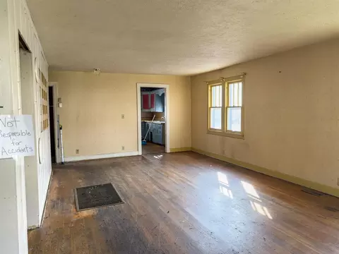 Living - 218 E Cherry St, Glasgow, KY 42141 photo 2 of 2