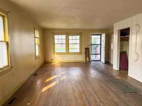 Living - 218 E Cherry St, Glasgow, KY 42141 photo 1 of 2