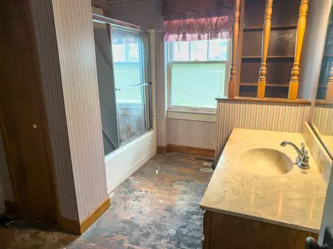 Bath - 218 E Cherry St, Glasgow, KY 42141 photo 2 of 2