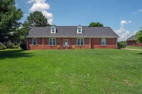 215 W Longview Dr, Portland, TN 37148