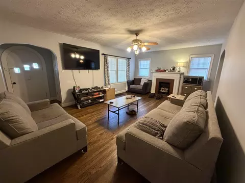 Living - 208 E Third St, Perryville, KY 40468 photo 2 of 4