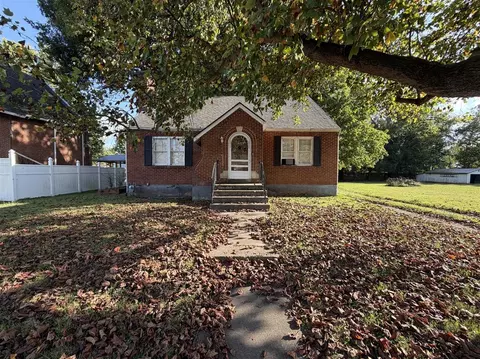 Exterior - 208 E Third St, Perryville, KY 40468 photo 2 of 5