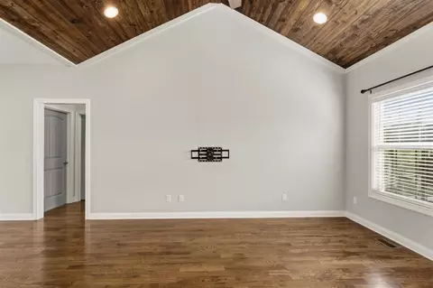 Living - 508 Fox Ridge Way, Franklin, KY 42134 photo 2 of 8