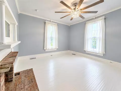 Living - 403 Cedar St, Franklin, KY 42134 photo 1 of 1