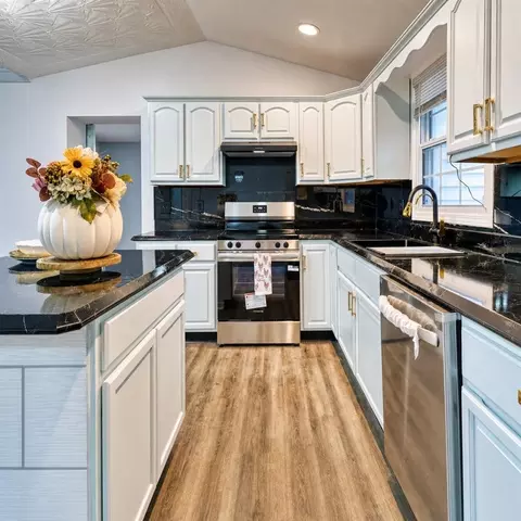Kitchen - 49 Beechmont Dr, Beechmont, KY 42323 photo 4 of 5