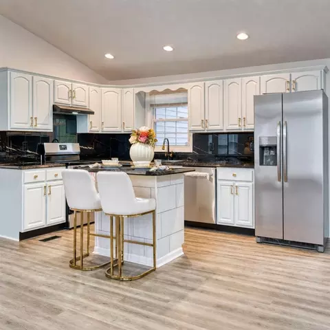 Kitchen - 49 Beechmont Dr, Beechmont, KY 42323 photo 3 of 5