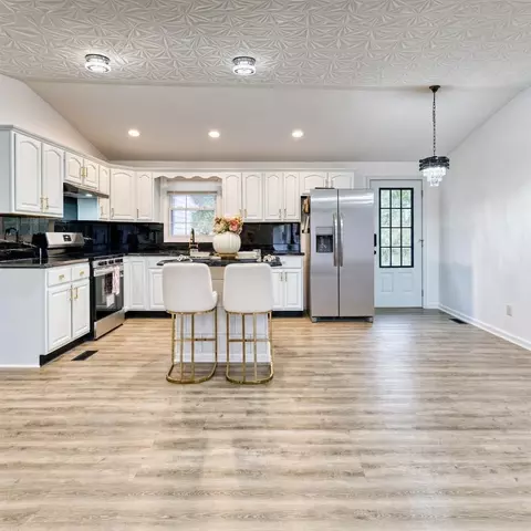 Kitchen - 49 Beechmont Dr, Beechmont, KY 42323 photo 2 of 5