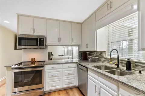 2012 Dover Bay Ct, Northport, AL 35473