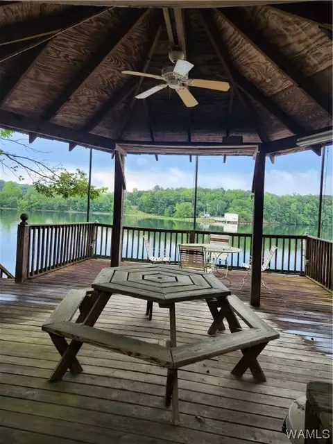 7 Country Club Dr, Northport, AL 35475