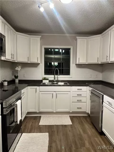 Kitchen - 702 Lakeview Dr, Dothan, AL 36301 photo 2 of 4