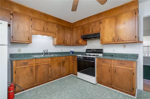 Kitchen - 625 Abrams St, Eutaw, AL 35462 photo 2 of 4