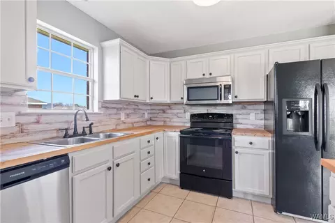Kitchen - 17517 E View Loop, Foley, AL 36535 photo 4 of 6