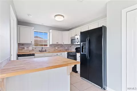 Kitchen - 17517 E View Loop, Foley, AL 36535 photo 2 of 6