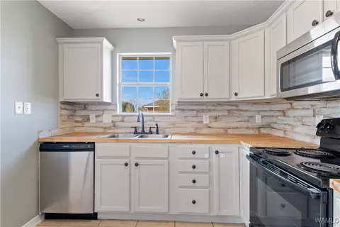 Kitchen - 17517 E View Loop, Foley, AL 36535 photo 3 of 6