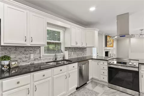 4320 Woodland Forrest Dr, Tuscaloosa, AL 35405