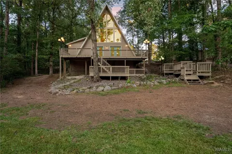 15762 Beacon Point Dr, Northport, AL 35475