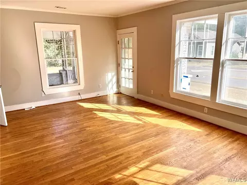 Living - 314 Boligee St, Eutaw, AL 35462 photo 2 of 5