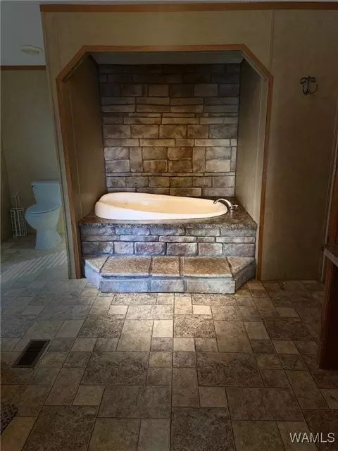 Bath - 201 Wright Dr, Fayette, AL 35555 photo 3 of 3