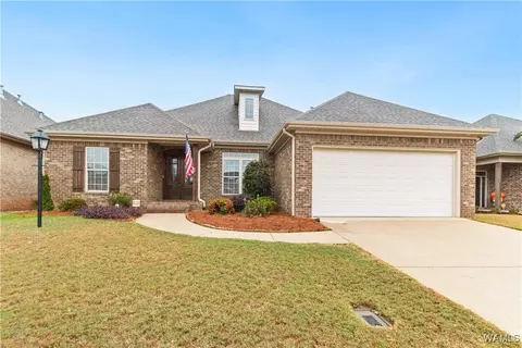 710 Greenbriar Pl, Northport, AL 35473