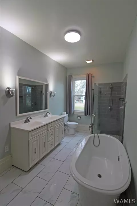 Bath - 417 Prairie Ave, Eutaw, AL 35462 photo 2 of 4