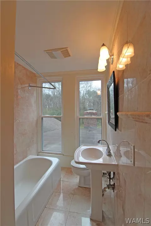 Bath - 417 Prairie Ave, Eutaw, AL 35462 photo 4 of 4