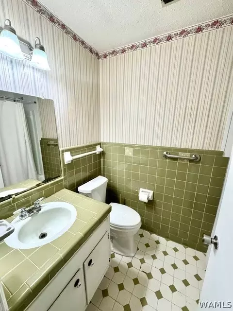 Bath - 600 E 6th Ave, Linden, AL 36748 photo 1 of 2