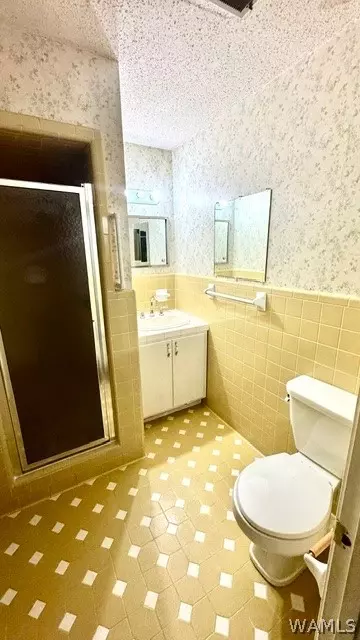 Bath - 600 E 6th Ave, Linden, AL 36748 photo 2 of 2