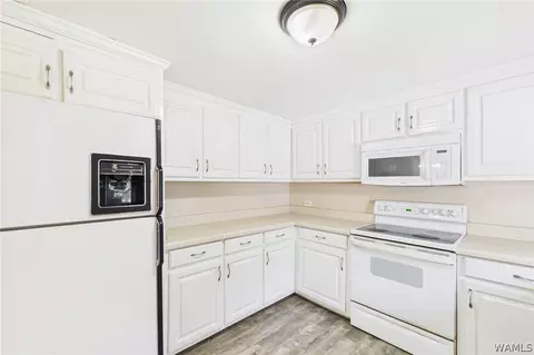 Kitchen - 2302 20th Ave E, Jasper, AL 35501 photo 2 of 2