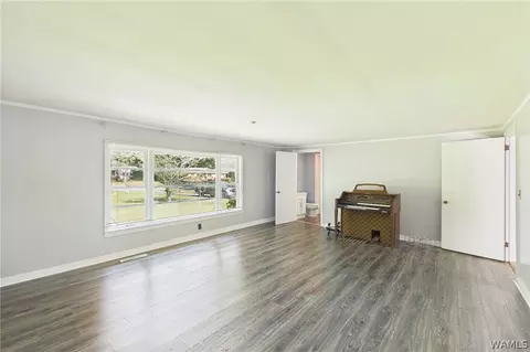 Living - 2302 20th Ave E, Jasper, AL 35501 photo 3 of 3