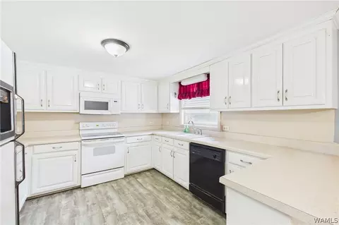 Kitchen - 2302 20th Ave E, Jasper, AL 35501 photo 1 of 2