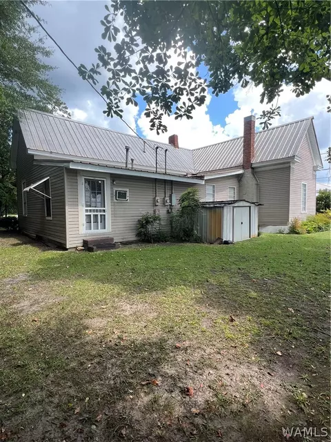 Exterior - 305 8th St N, Clanton, AL 35045 photo 3 of 6