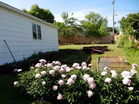 111 E 3rd St, Riverside, IA 52327 photo 9