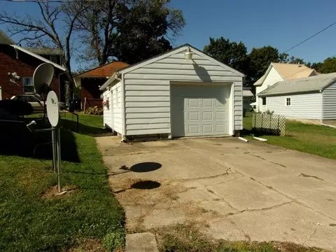 404 E 4th St, Tipton, IA 52772 photo 2