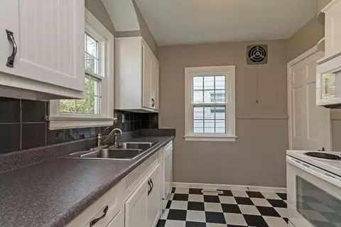2420 E Ave NE, Cedar Rapids, IA 52402 photo 8