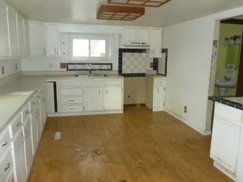 110 E 6th St, Wilton, IA 52778 photo 8