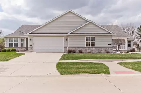 4025 N Willowbend Rd NE, Cedar Rapids, IA 52411 photo 2