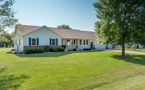 9362 Deer Valley Dr, Cedar Rapids, IA 52411 photo 1