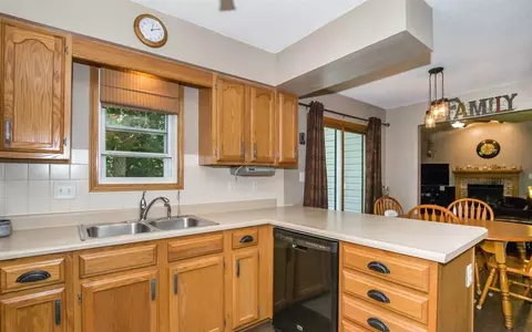 3929 Riverside Dr NE, Cedar Rapids, IA 52411 photo 6