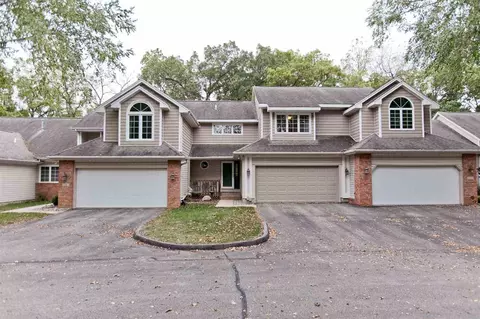 3355 Riverpointe Cir NE, Cedar Rapids, IA 52411 photo 1