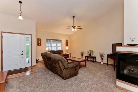 1095 Vista Rd, Ely, IA 52227 photo 3