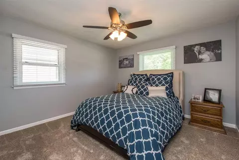 1069 27th St NE, Cedar Rapids, IA 52402 photo 3