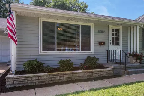 1069 27th St NE, Cedar Rapids, IA 52402 photo 2