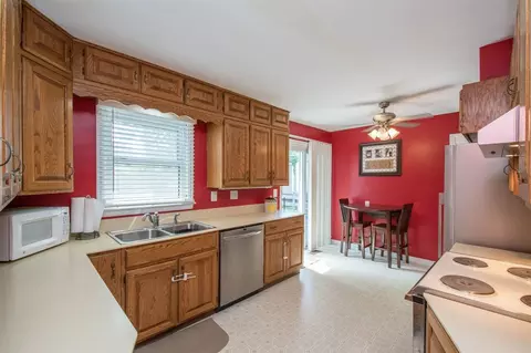 1069 27th St NE, Cedar Rapids, IA 52402 photo 9