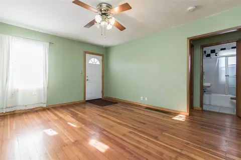 618 36th St NE, Cedar Rapids, IA 52402 photo 3