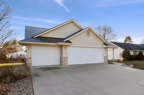 2905 Dennis Dr NW, Cedar Rapids, IA 52405 photo 2