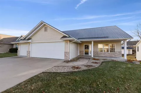 2905 Dennis Dr NW, Cedar Rapids, IA 52405 photo 1