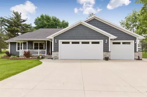 981 Cedar Crest Rd, Cedar Rapids, IA 52403 photo 1