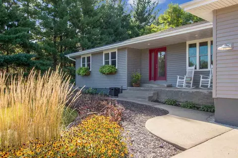 5831 Michael Dr NE, Cedar Rapids, IA 52411 photo 2