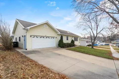 1611 27th St SW, Cedar Rapids, IA 52404 photo 2